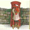 Serviette Kind am Briefkasten